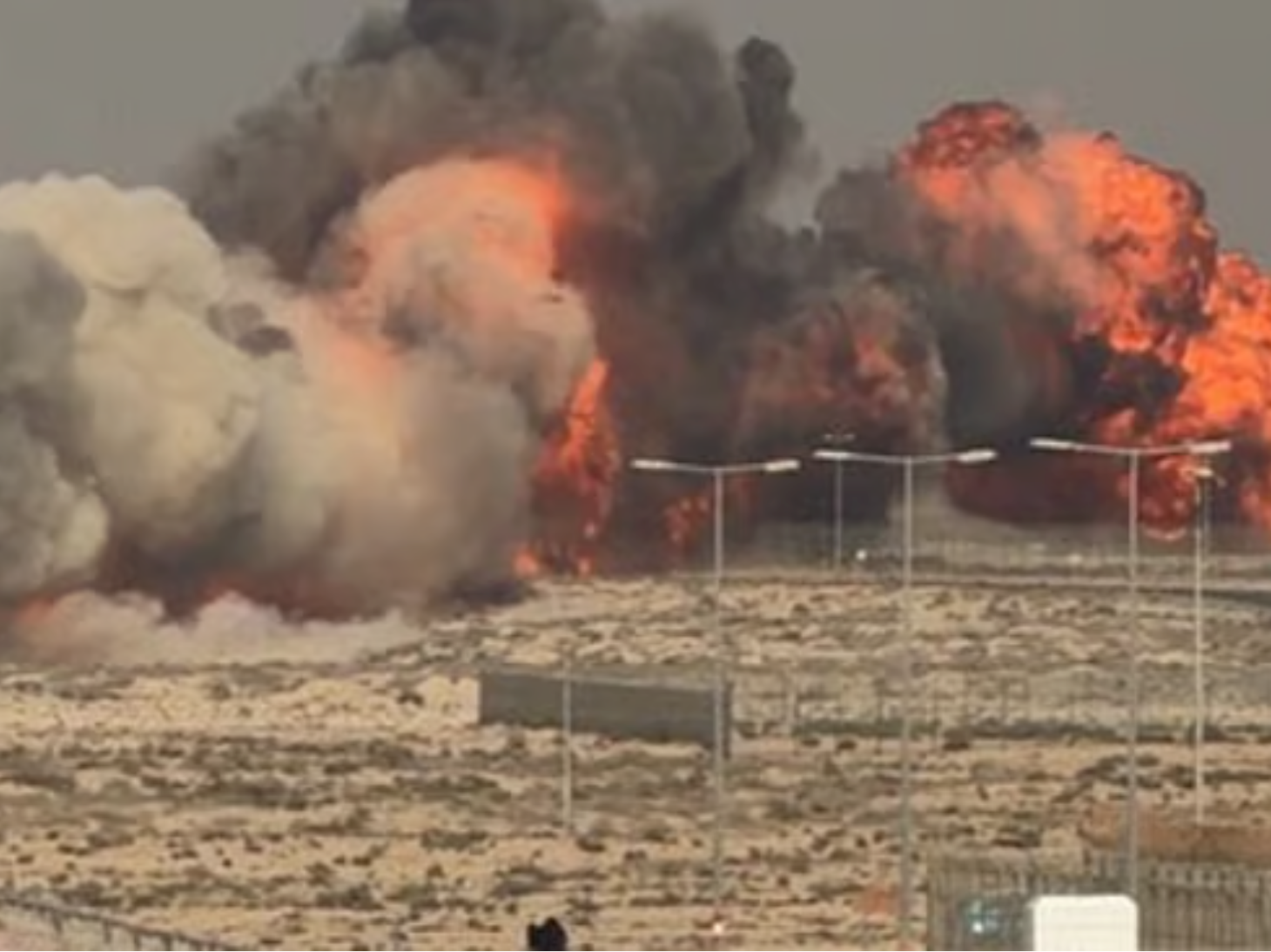 印度国产“光辉”战机在航展表演中坠毁，飞行员已确认...