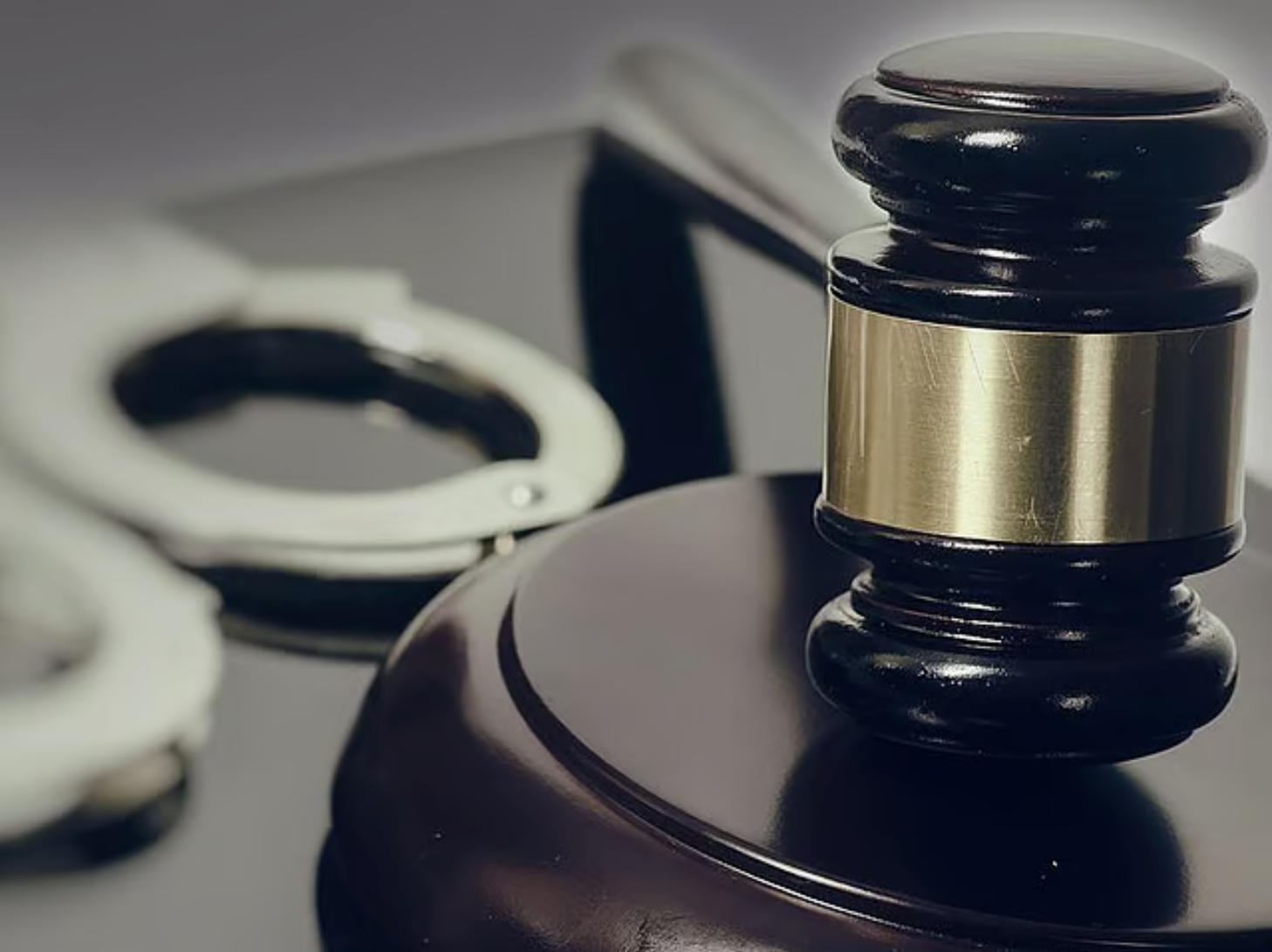 阿联酋拉斯海玛“枪杀一家三口案”开庭审理，受害者家...