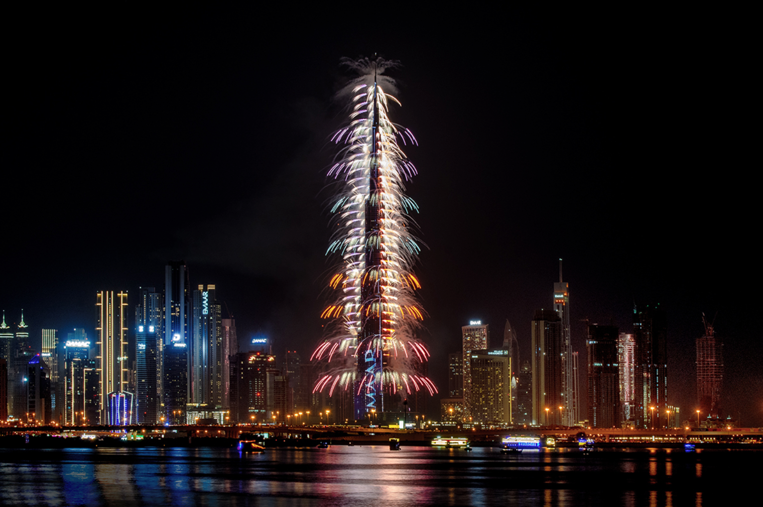 迪拜2026跨年夜：出动近万名警员、迪拜相框首次推出烟花...