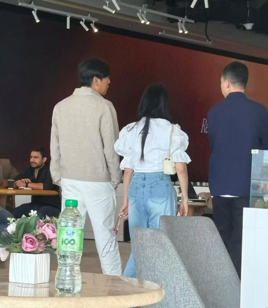 有网友拍到伊能静和秦昊在迪拜看房