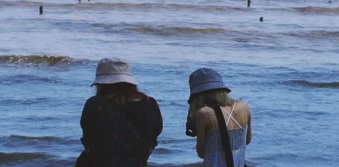 蓝色海边的女孩