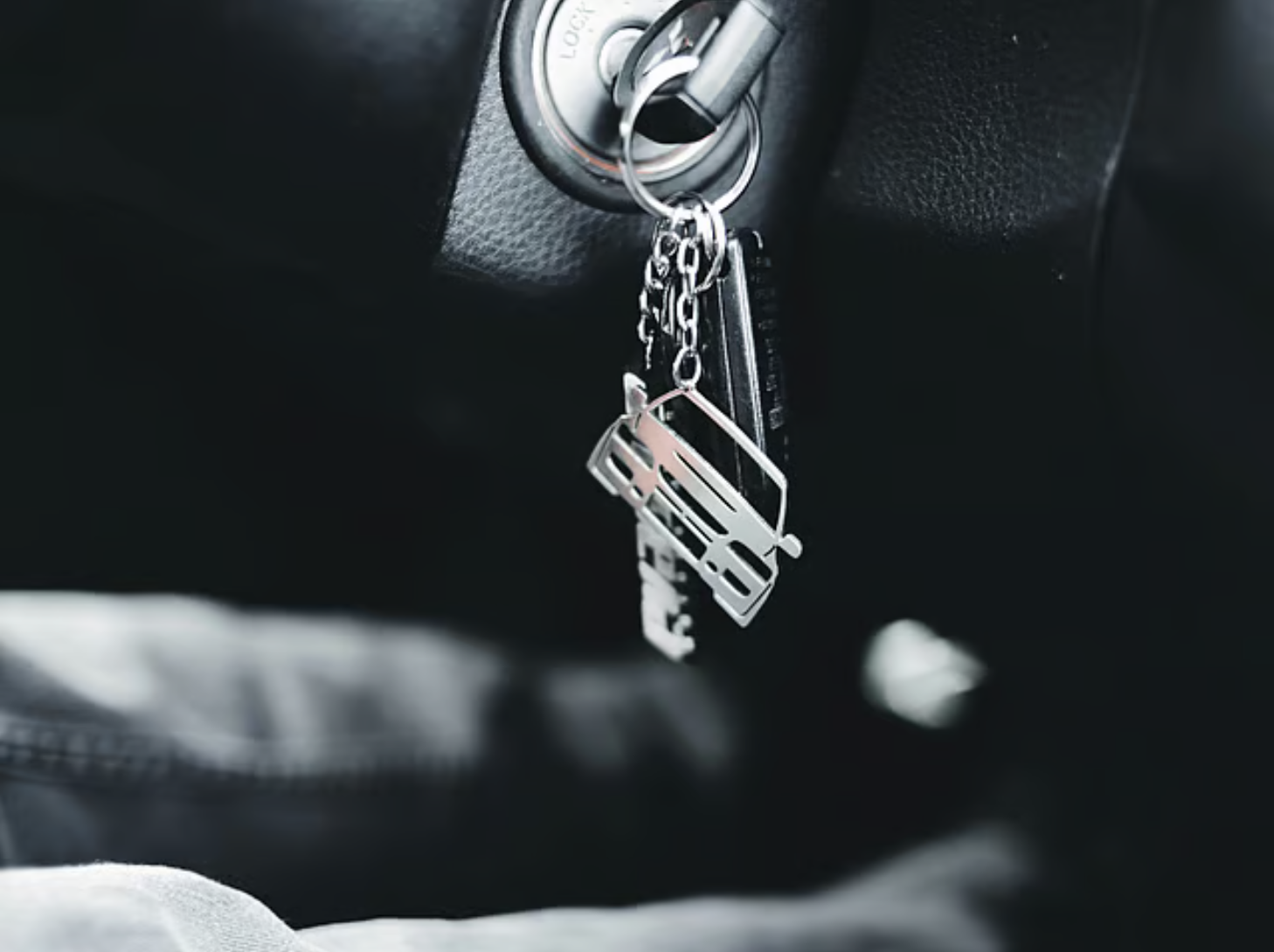 迪拜男子假扮乞丐骗同情盗豪车 数分钟内被警方抓获