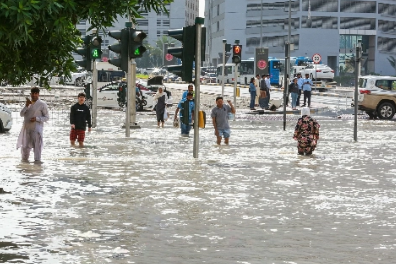 风暴逼近阿联酋，多地降雨致道路严重积水，明天上午将...