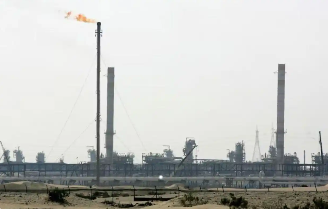 阿联酋天然气设施因拦截导弹碎片坠落起火