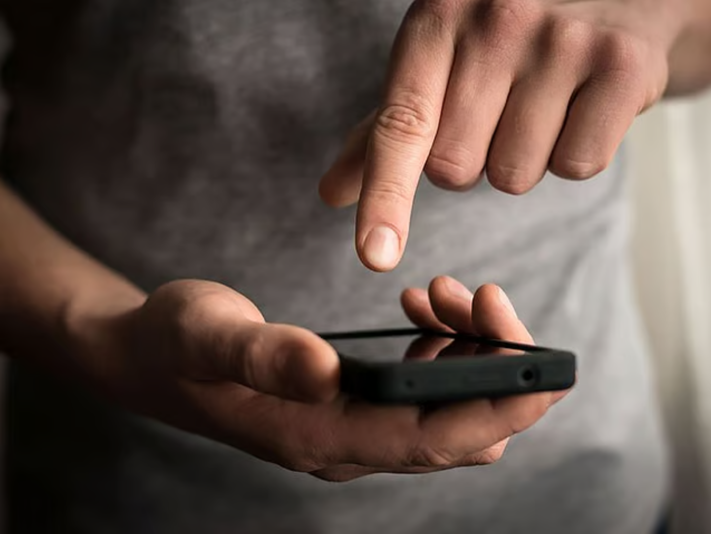 阿联酋一航运公司老板偷拍并威胁一女子 被判6个月监禁