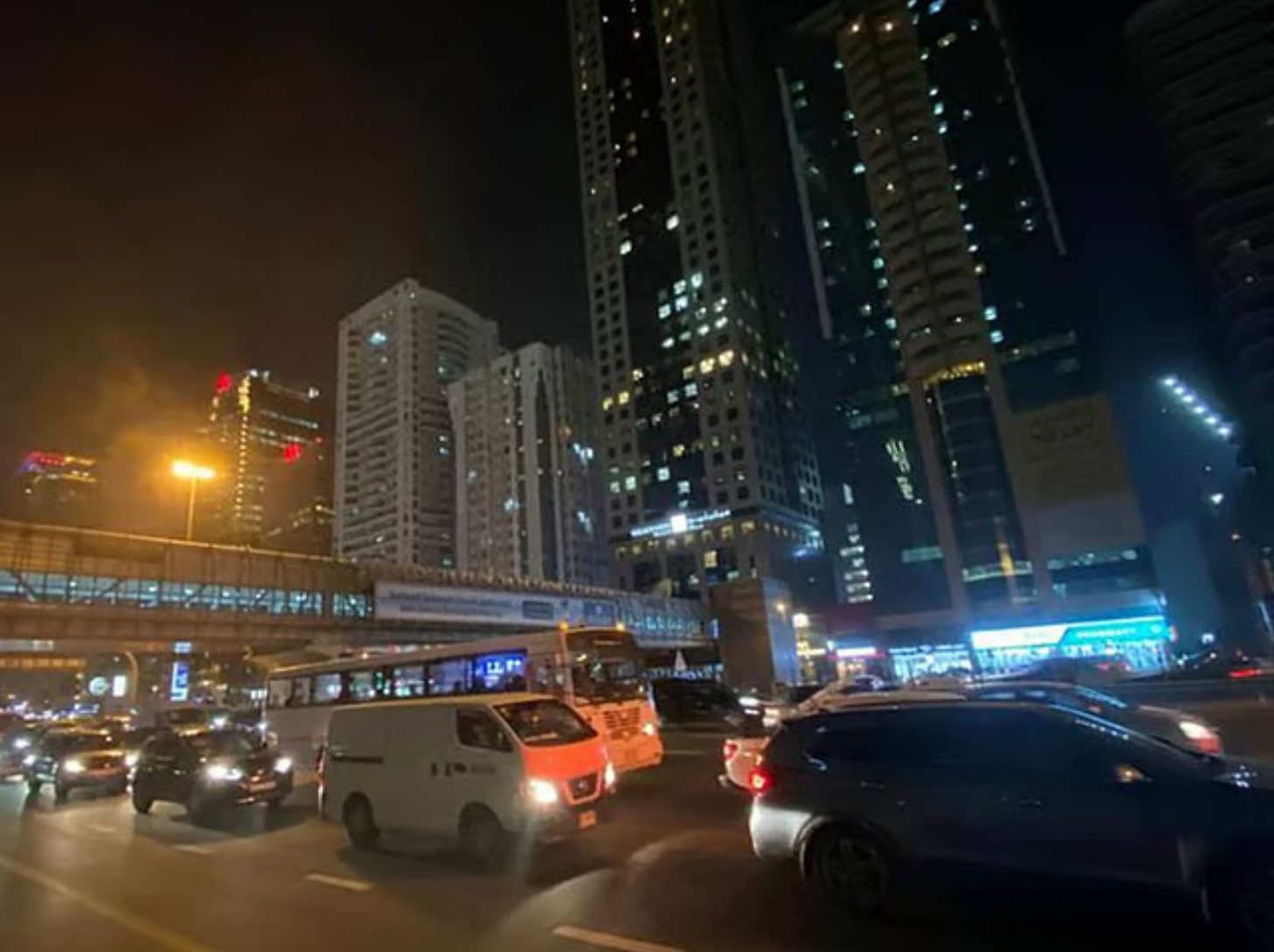 晚高峰拥堵加剧：迪拜多条主干道车流缓慢，通往沙迦路...