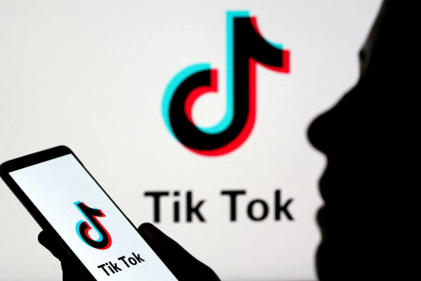 哈伊马角两名男子在TikTok直播中互骂还比“割喉”手势：...