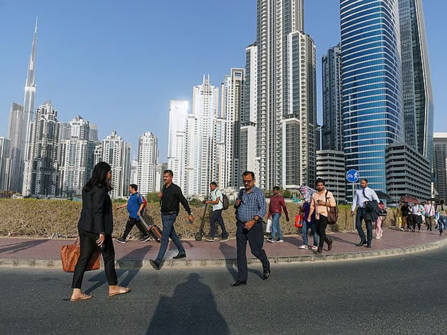 活儿多了，职位没变，钱也没涨：阿联酋八成打工人正在...