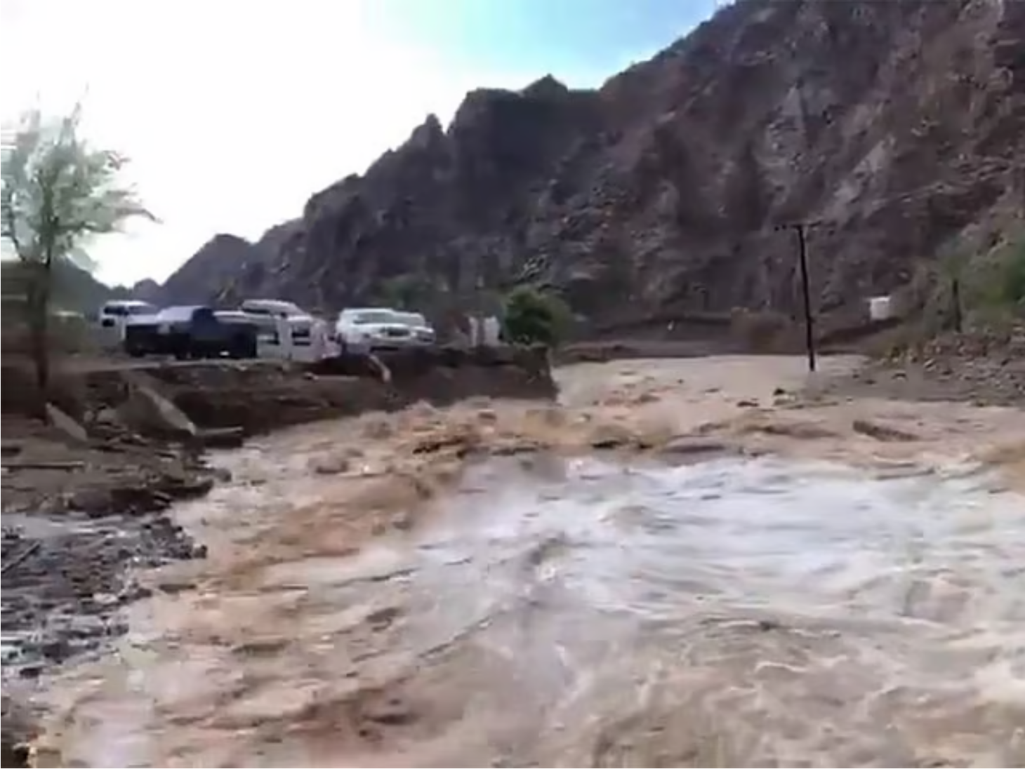 阿联酋多地迎来降雨和冰雹，山谷水流奔涌！预计会有更...
