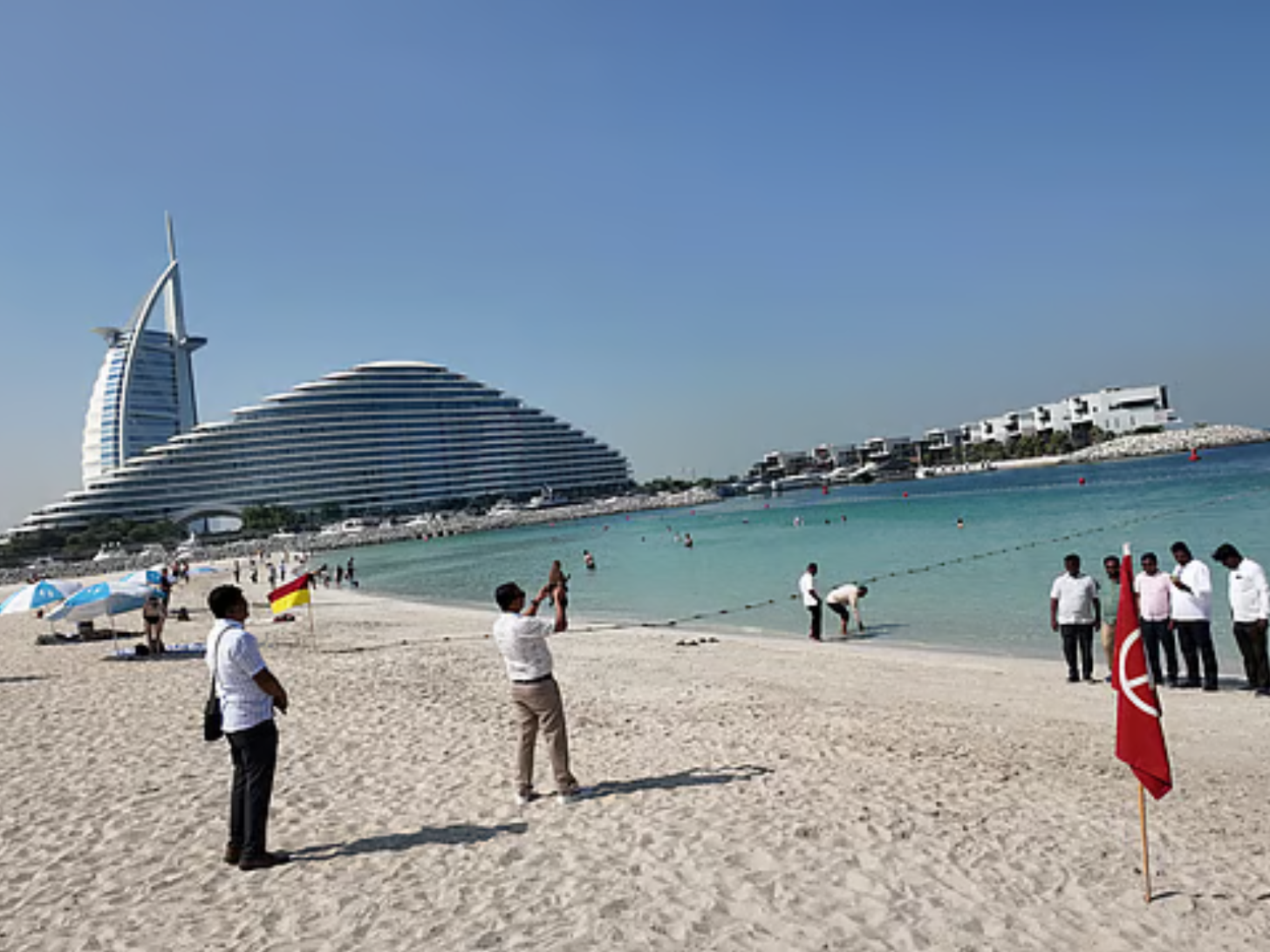 阿联酋北部酋长国的海滩相继关闭后，迪拜的海滩