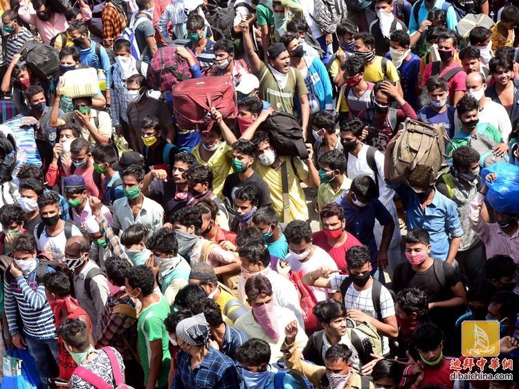 A-crowd-gathered-at-the-Bandra-Terminus-to-catch-a-migrant-special-train-going-t.jpg