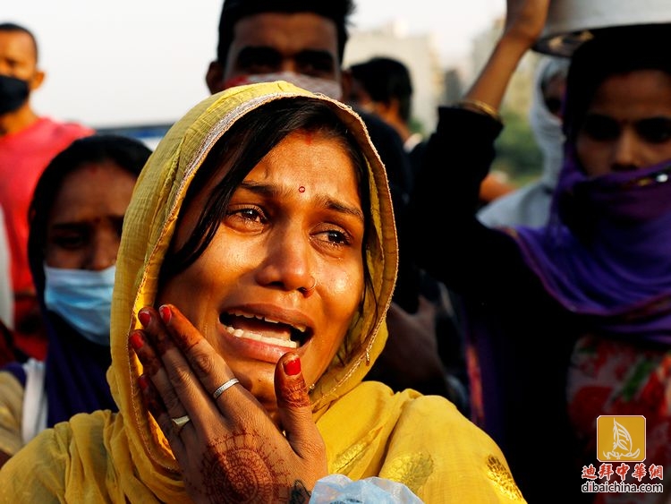 Indian-migrant-woman-cries-_17231393775_large.jpg