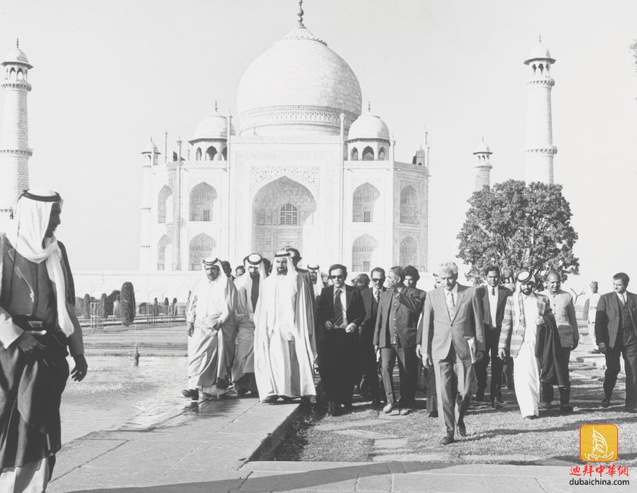 Sheikh Zayed Bin Sultan Al Nahyan during his tour of Taj Mahal in Agra, India, 4.jpg