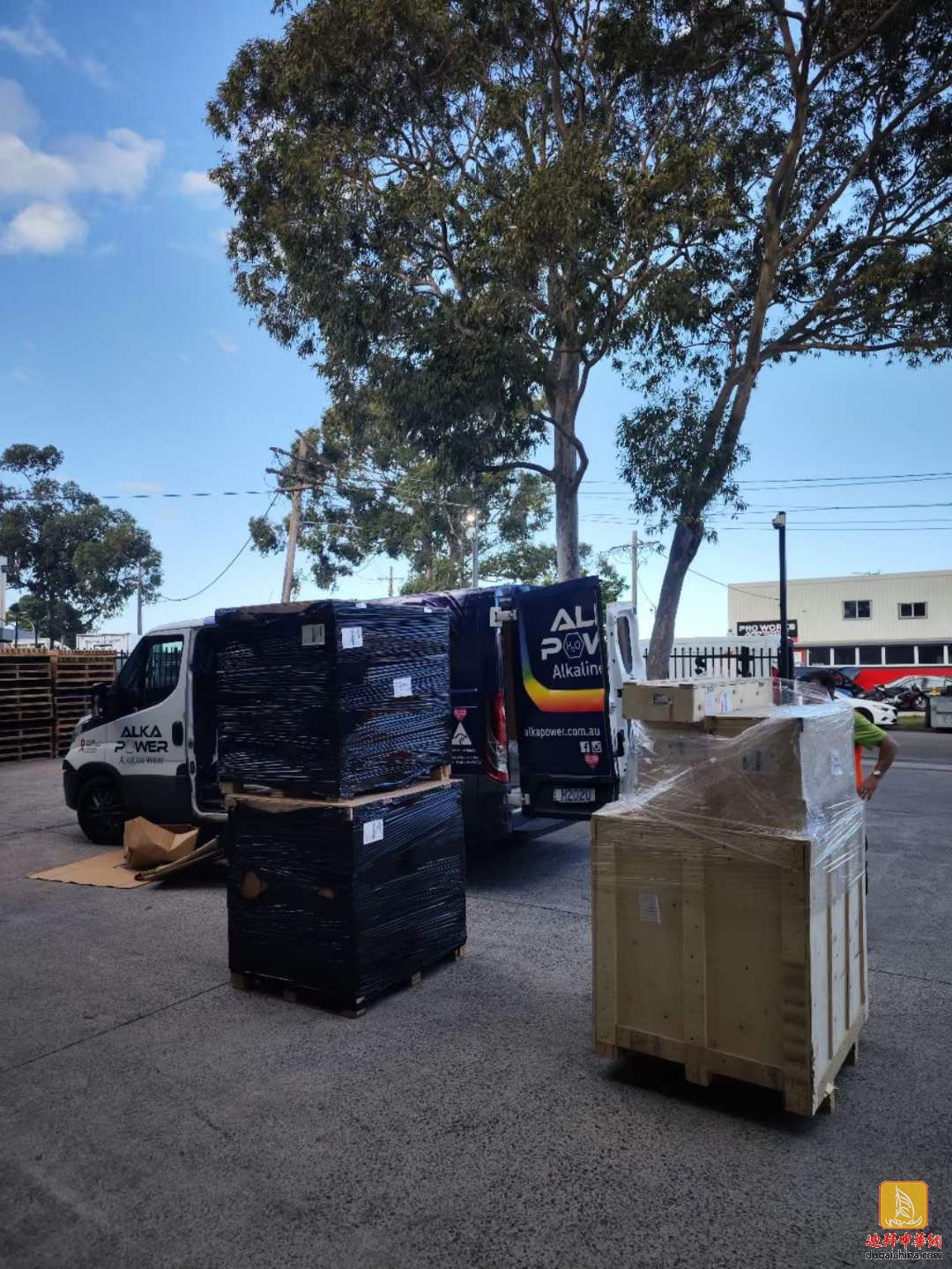 将面包机运输到澳大利亚，涉及一系列物流操作和海关清关