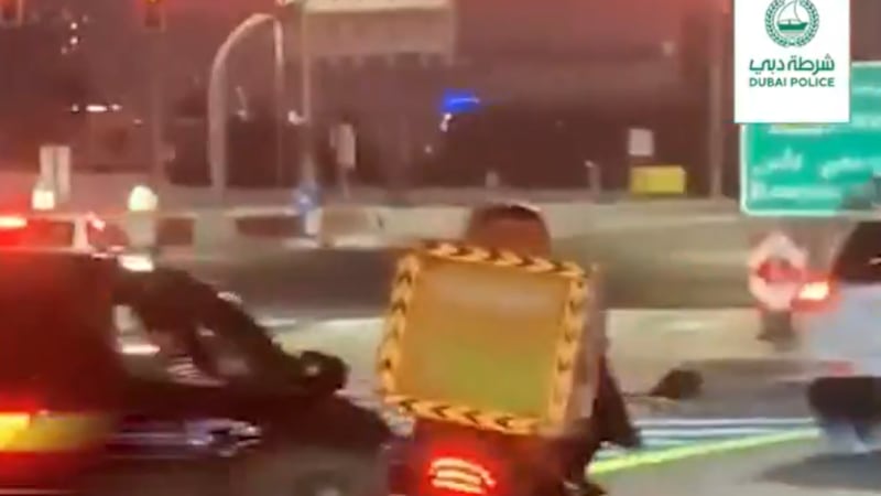 迪拜一司机因鲁莽驾驶险些造成严重事故被警方重罚