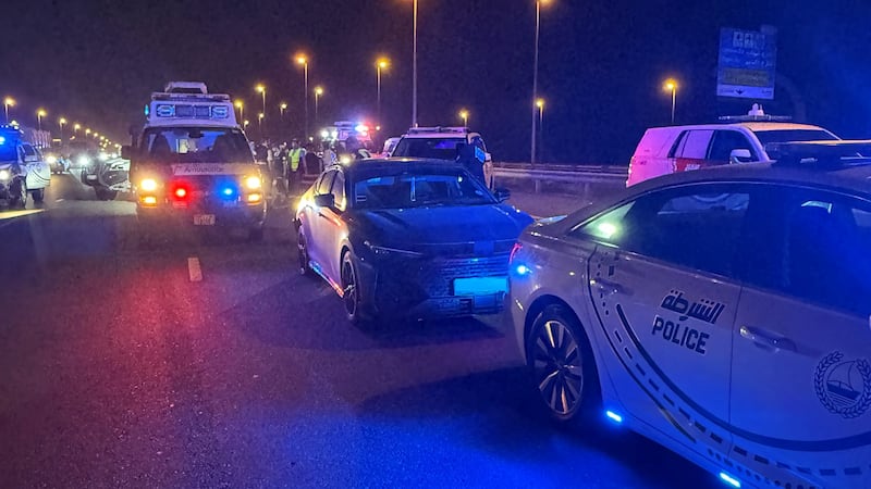 定速巡航故障致司机被困，迪拜警方紧急救援化险为夷