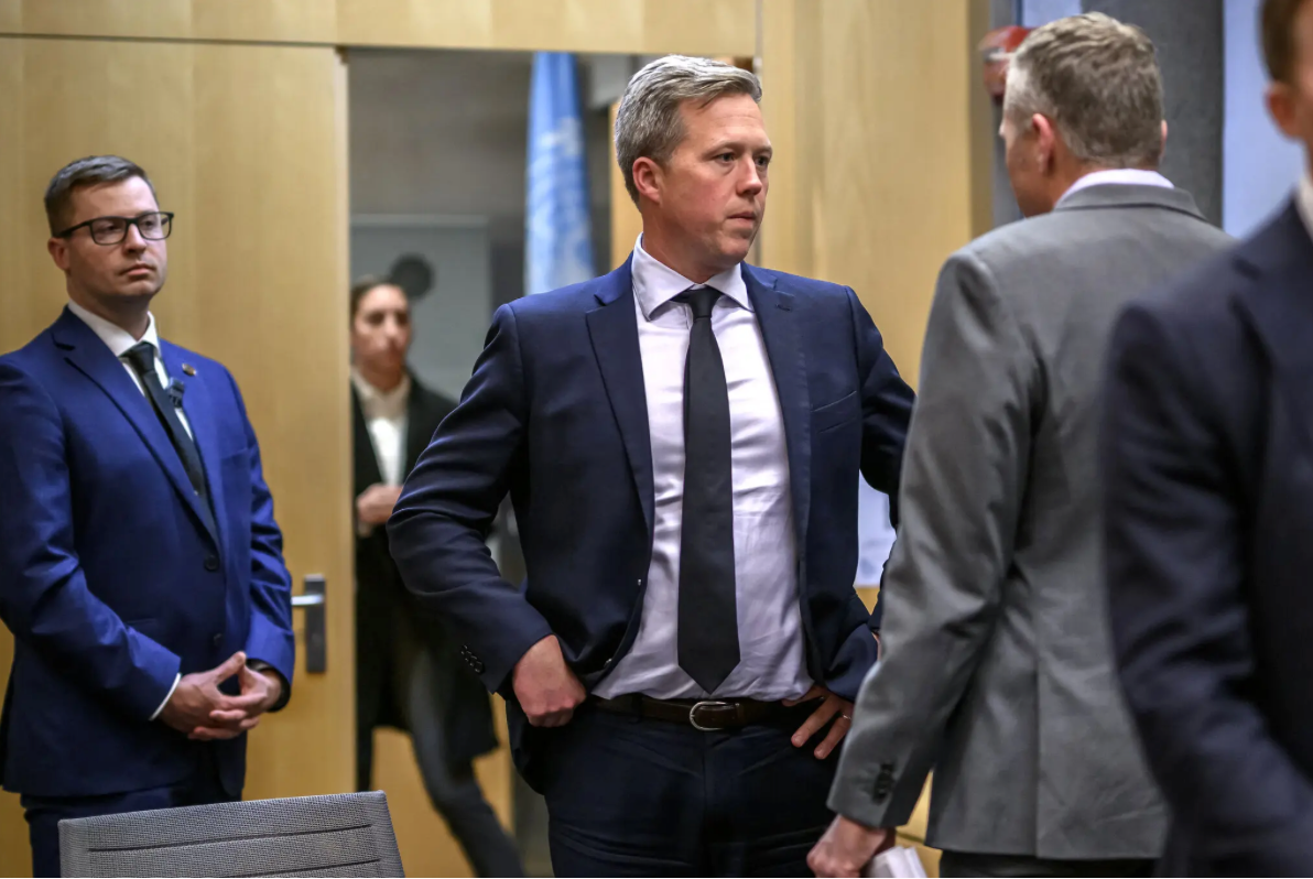 英媒：美国陆军部长抵达阿布扎比，与俄罗斯“秘密会谈”