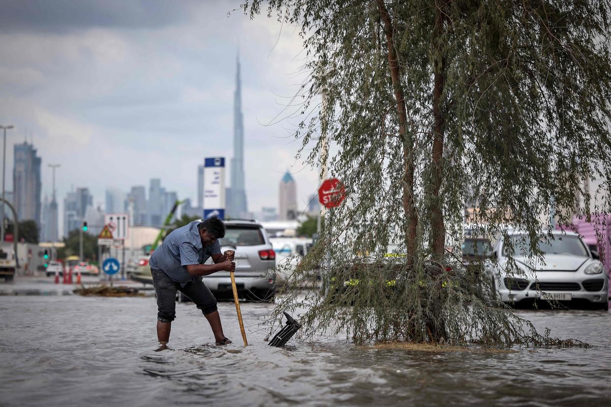 阿联酋连续第二天遭遇强降雨 迪拜多处道路被淹 航班取消