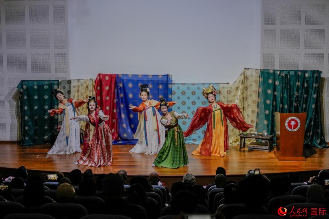 阿联酋校园里的中国年