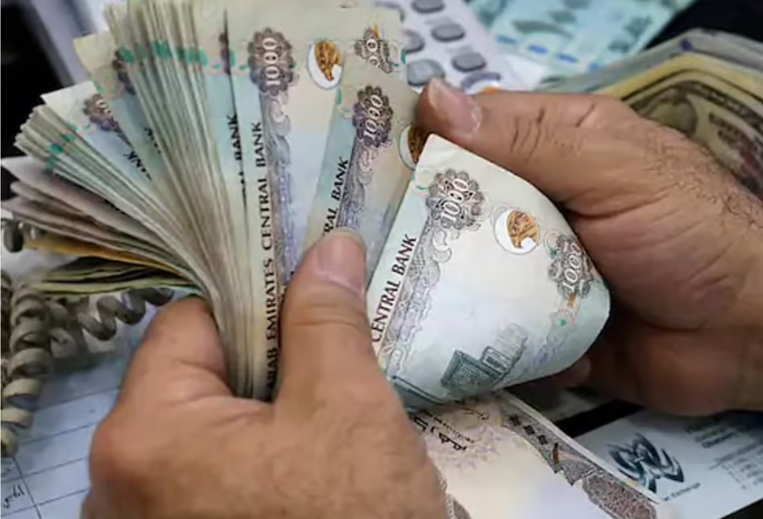 阿布扎比一月薪1.7万迪拉姆的公关经理因贪污须赔雇主29万...