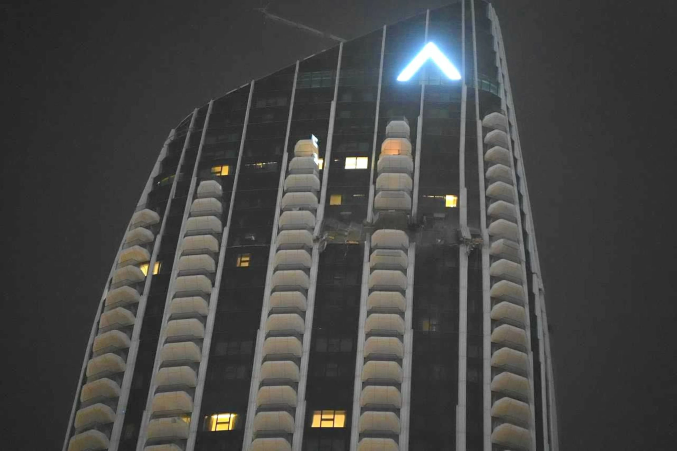 迪拜Creek Harbour附近建筑遭无人机撞击、谢赫·扎耶德路某栋...