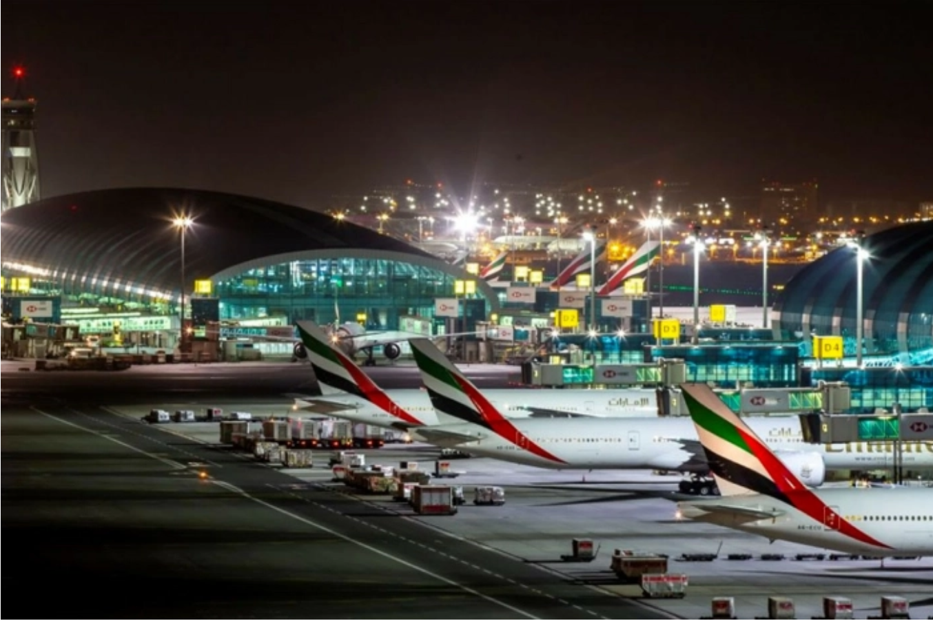 阿联酋暂时关闭领空后重新开放