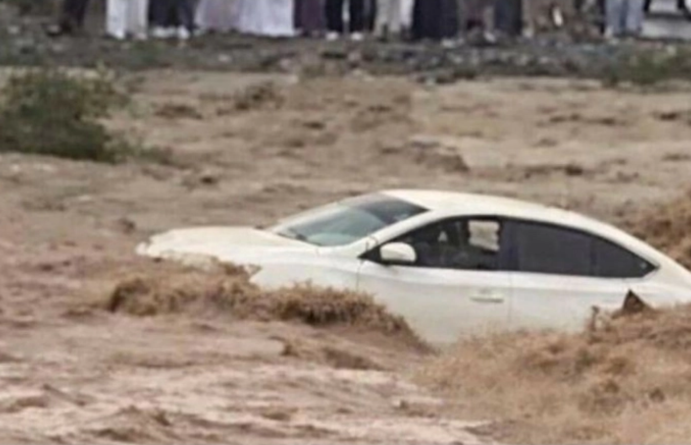 富查伊拉一车辆被山洪卷走 司机侥幸逃生