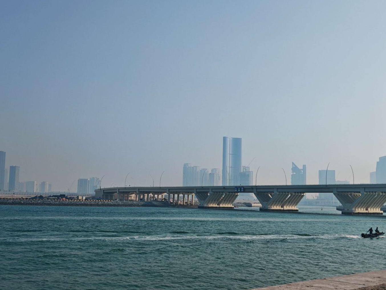 阿联酋阿布扎比跨海桥项目竣工通车