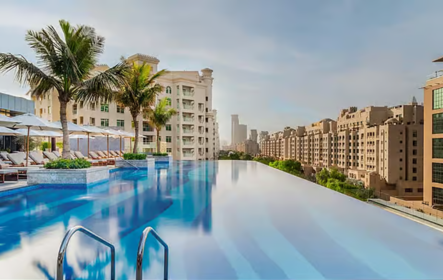 迪拜棕榈岛瑞吉酒店启动翻新 客房等主要服务暂停至8月底