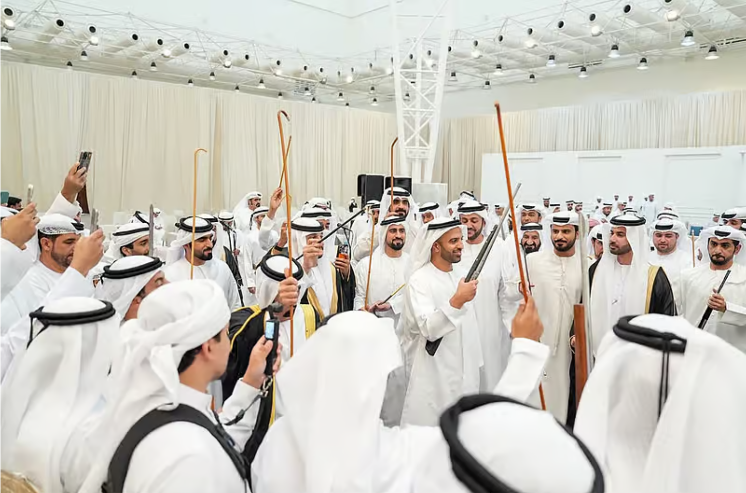 【视频】拉斯海玛王储参加集体婚礼，跳阿联酋传统舞蹈...