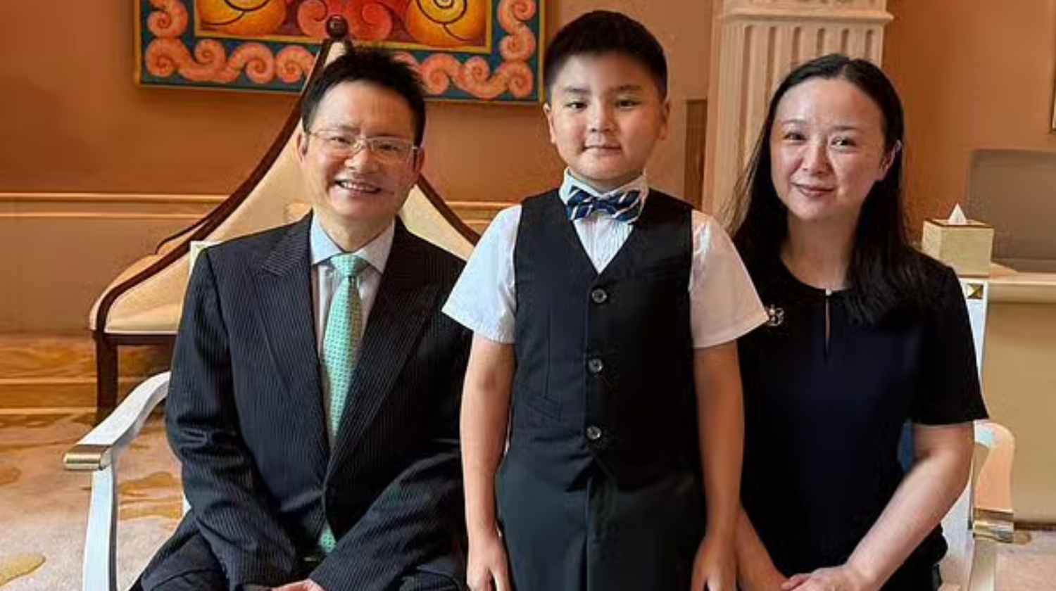 一纸童心生暖意｜迪拜酋长暖心接见 9 岁华人男孩