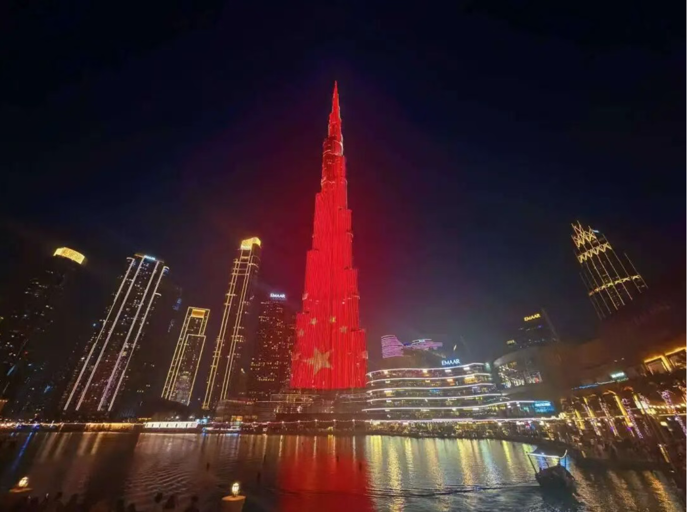 迪拜哈利法塔点亮五星红旗 庆祝中国国庆